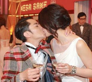王祖蓝求婚成功 与爱人后台深情热吻喝交杯酒
