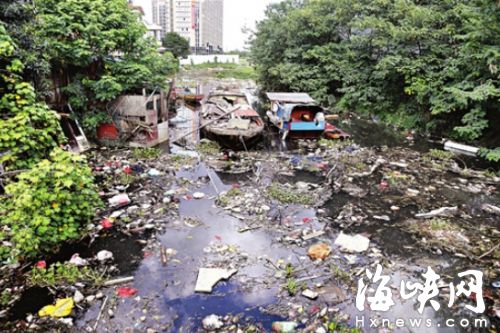 螺洲镇内河河道堆满垃圾，曾经鱼虾成群的内河变成臭水沟