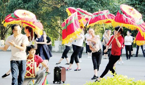 题图：漳州艺术学校师生在排练大鼓凉伞节目