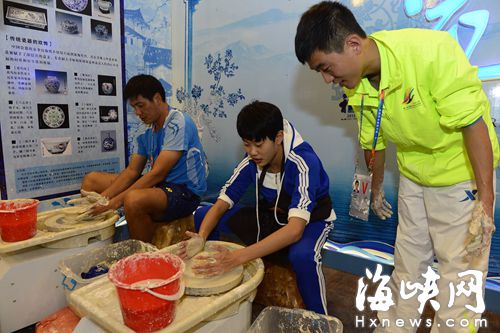 运动员们动手做瓷器，感受福州本土文化
