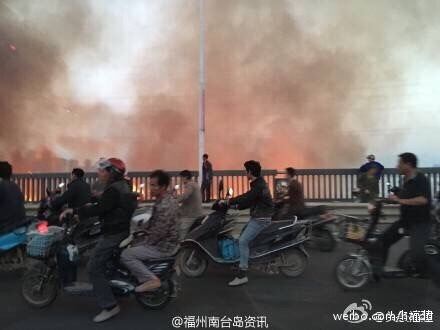 浦上大桥东侧乌龙江边发生大火
