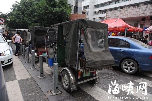 十几辆残疾人车停路中央 省妇幼医院门前排长龙