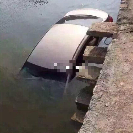 厦门90后女子开车冲入池塘 水很快淹到车顶(图)
