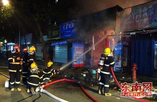 南平延平一餐馆起火 消防官兵转移5个液化气罐