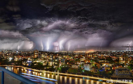 澳洲一城市遭10万多道闪电击中