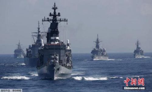 资料图：当地时间10月18日，日本海上自卫队在相模湾正式举行“观舰式”。图为日本海上自卫队舰艇编队航行。
