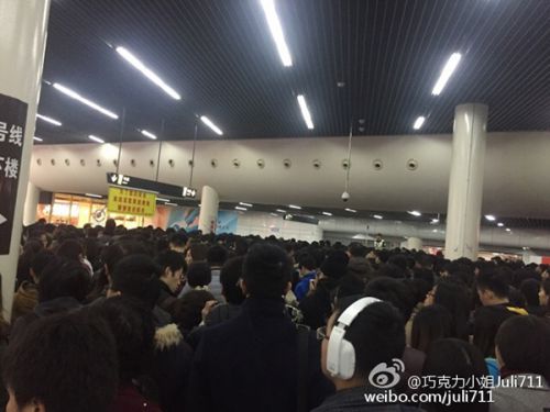 上海地铁连发故障乘客大滞留，乘客称一小时挪5站听到多人哭