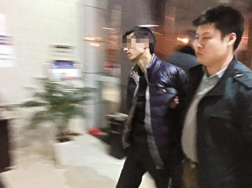 图为：主犯刘某（左一）被民警抓获
