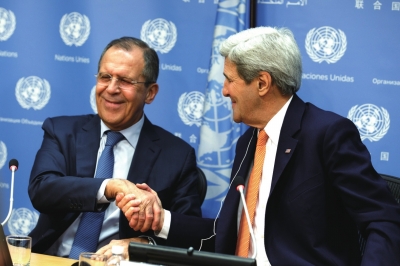 12月18日，在美国纽约联合国总部，俄罗斯外长拉夫罗夫（左）与美国国务卿克里在记者会上握手。新华社发