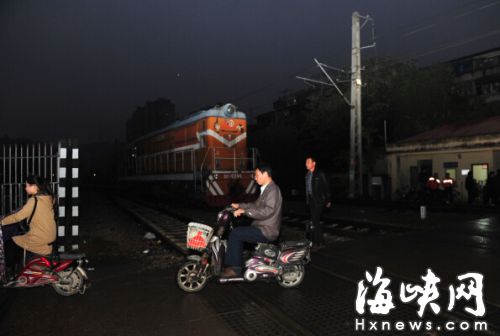 福州东站：骑车闯道口 中年男子被火车轧死