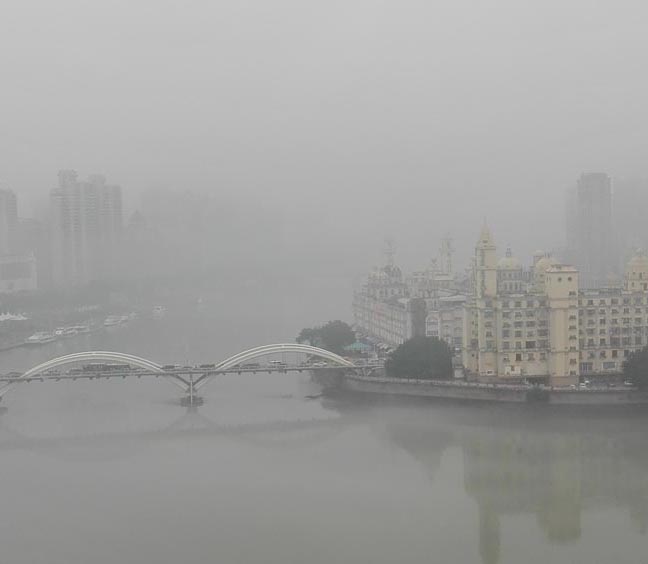 福州城被迷雾包裹 网友调侃：“前方有妖气！”