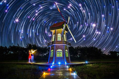 2015年10月，福建省漳州市云霄县佳州公园的经处理后的魔幻星空。（摄影：汤珺琳）