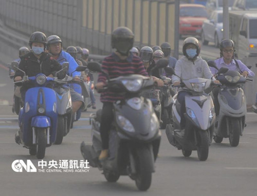 台湾多地PM2.5亮红灯 民众外出切记戴口罩