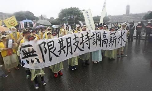 台湾劳工“反低薪、禁派遣”大游行。（台湾中时电子报资料图）