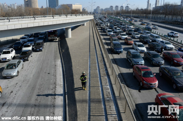 北京消防队员因堵车徒步跑往火灾现场