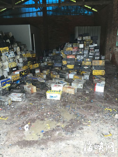 仓库里堆了约两百个废旧铅酸蓄电池，废酸液遍地横流