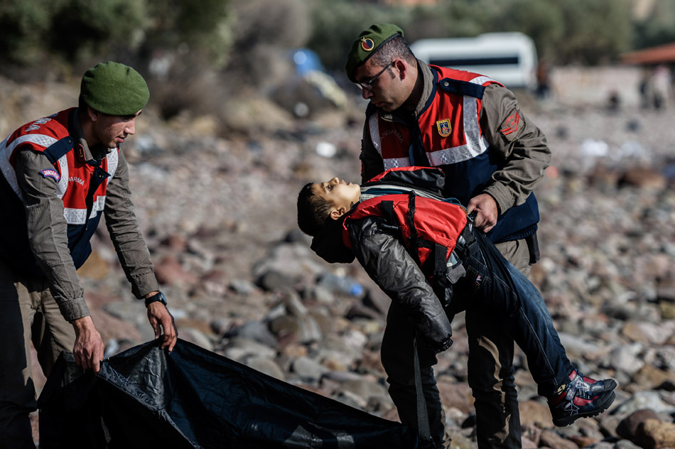1月30日，土耳其西部爱琴海海域发生难民船倾覆事故，死亡人数已增至39人。可怕的场景再次重演：警方将一名溺亡的男孩轻轻地放到尸体袋里。