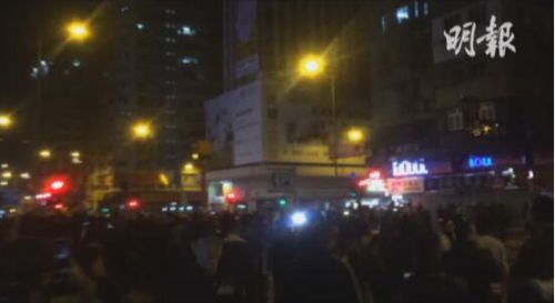香港旺角数百名暴徒袭警44伤 警方开枪警告