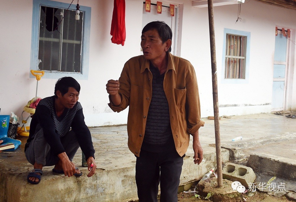 几个光棍在村子里聊天，在陵水县文罗镇坡村，年龄偏大的光棍在村里随处可见（新华社记者 杨冠宇摄）