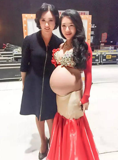 南平怀孕8个月女子登台跳肚皮舞 金星为其点赞