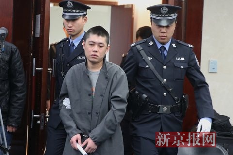 成某被带进法庭。新京报记者 王贵彬 摄