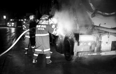 龙岩一水泥罐车轮胎起火 司机提水自救控制火势