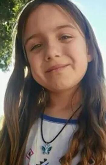 据《纽约每日新闻》报道，来自美国加利福尼亚的十岁女孩Kiera Larsen于周一下午面对后退而来的奔驰越野车迅速推开了和自己一起玩耍的两个邻居家女童，自己却不幸被撞身亡。