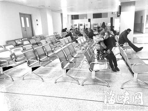 “候诊椅太冰”追踪 福州7家医院改造有点慢