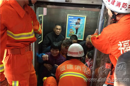 电梯突然死机12人被困28层 含6名小孩2名老人