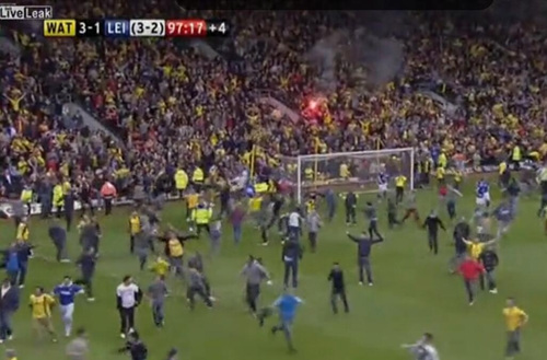 沃特福德球迷进入场内疯狂庆祝，时间已经来到了第97分17秒。图片来源：视频截图。