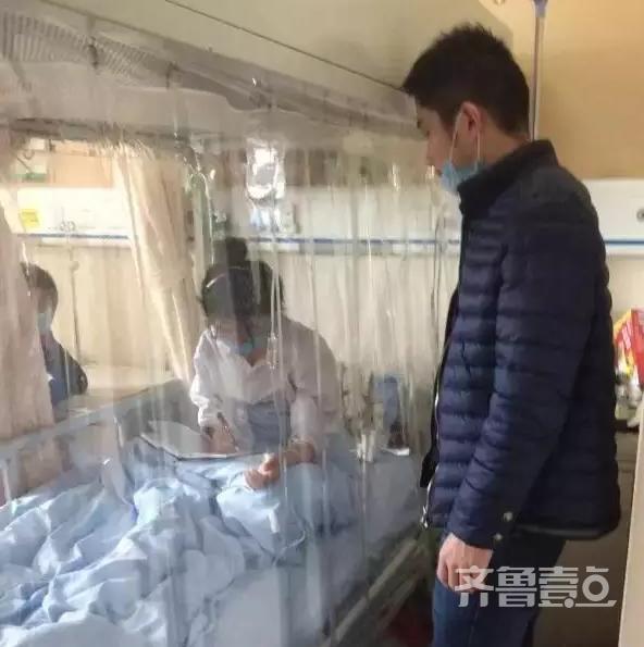 2日上午10点，千佛山医院血液科，马秀云的未婚夫在病床守候。
