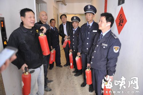 福州：上海新苑小区11楼黑烟滚滚 众保安奋力扑救