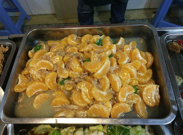 华南女院食堂推出“神菜”　橘子肉丝几分钟卖光