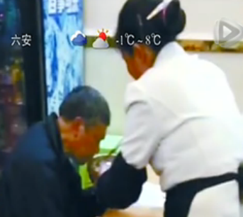 贵州餐馆服务员喂老人吃粉：见他手抖难进食  