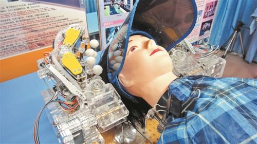 泉州智能机器人：做手术当模特 能扫地会削面