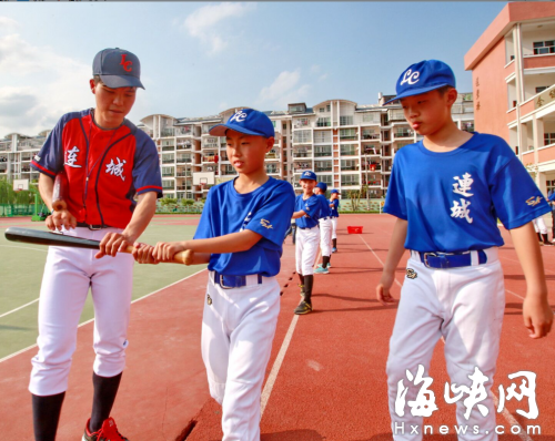 孩子们在棒球教练的教导下，认真练习挥棒动作，有时一练就是大半年。