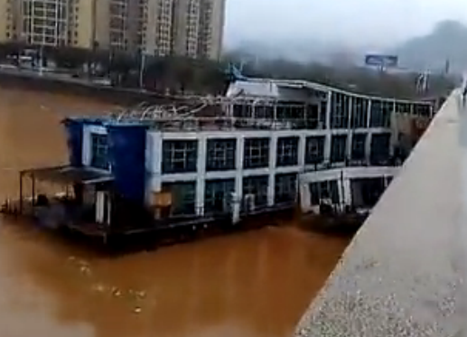 广东韶关两艘船撞上大桥 船身倾斜被洪流吞噬