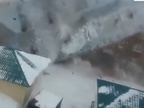 实拍俄罗斯一住宅楼遭强风袭击 整个屋顶被掀翻
