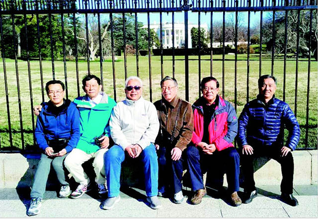 图为：苏大忠（左三）和5名老友在美国总统官邸白宫前合影