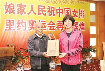 赠茶仪式上，林钟辉将特制的好茶赠送给女排教练及队员 本报记者林忠摄