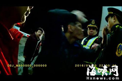 1月23日，高速综合执法人员在宏路所执法时，遭一名男车主威胁（视频截图）