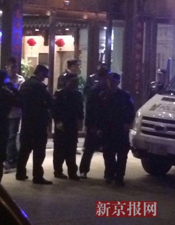 北京警方昨夜围查一餐厅。新京报记者 张建 摄