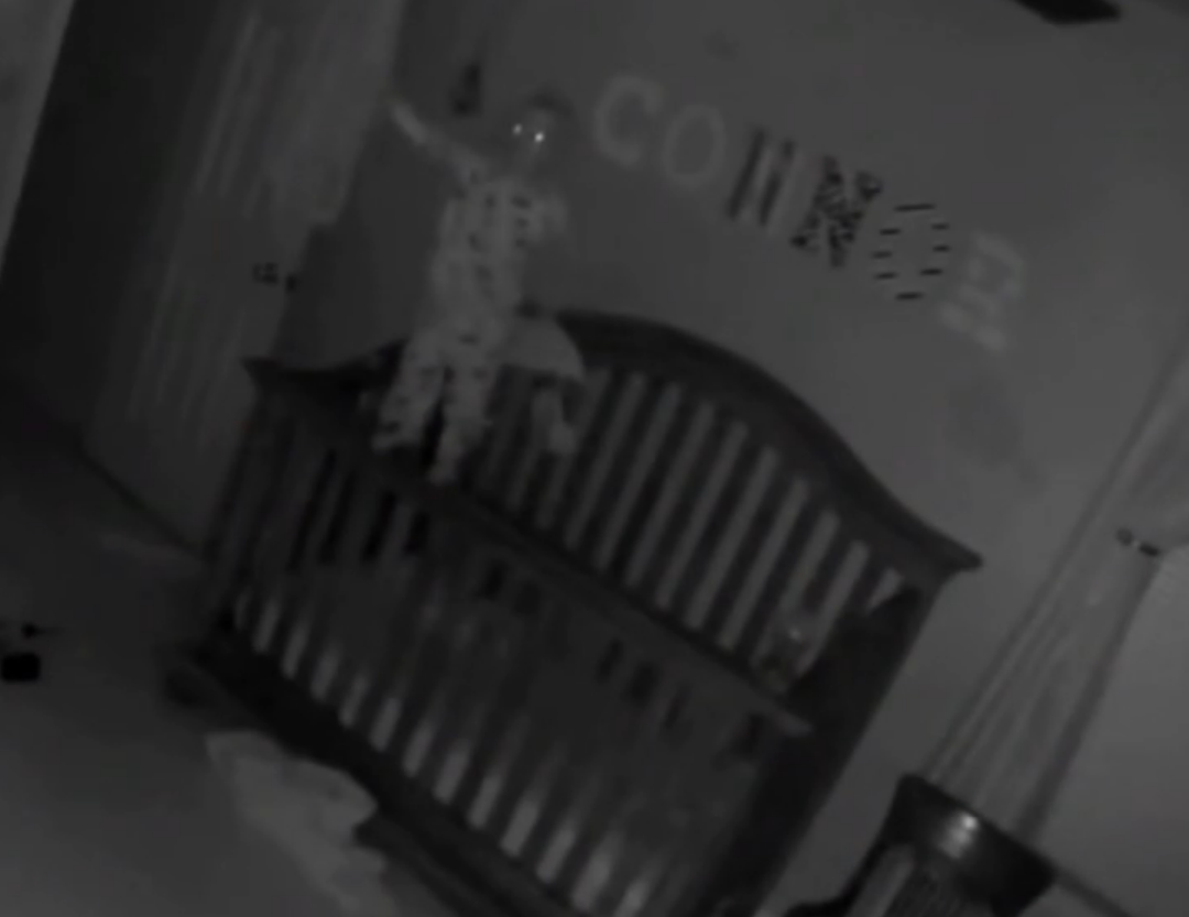 难度难于走钢丝 婴儿半夜爬上婴儿床栏杆闹22秒