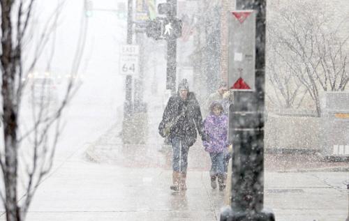 强风降雪天气袭美超31万民众断电 至少2人死亡
