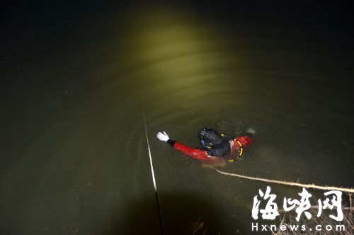 救援人员下水搜寻溺水者