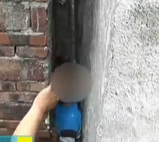 湖南邵阳：六岁孩童被卡墙缝 消防砸墙救援