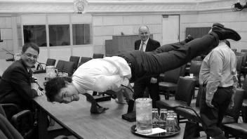 加拿大总理贾斯汀特鲁多因“高颜值”在网络上人气颇高。近日，他在会议桌上练习“孔雀式”高难度瑜伽的照片引发多国网友热议。一些美国媒体称，特鲁多“运动达人”的形象可与俄罗斯总统普京媲美。