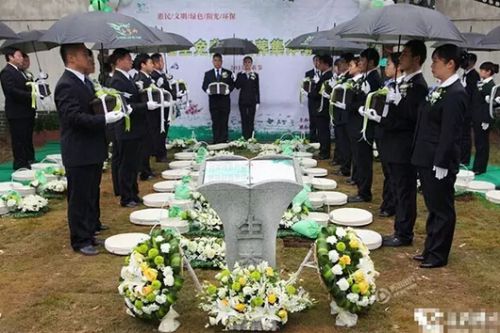  2015年11月21日，河南省许昌市一墓园举行生态环保葬集体落葬仪式。