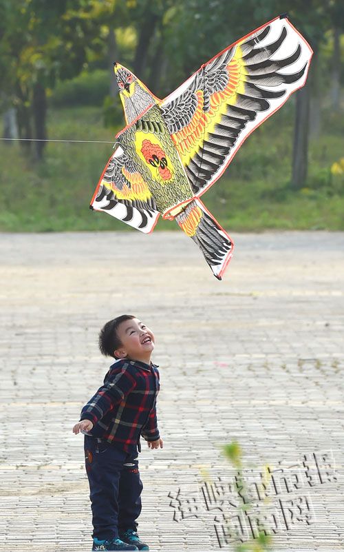 春日和煦，儿童戏纸鸢（摄于泉州滨海公园）