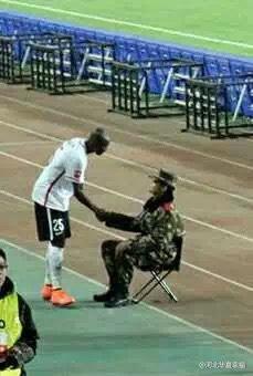 比赛结束后，姆比亚走到场边与武警战士握手，向其致敬